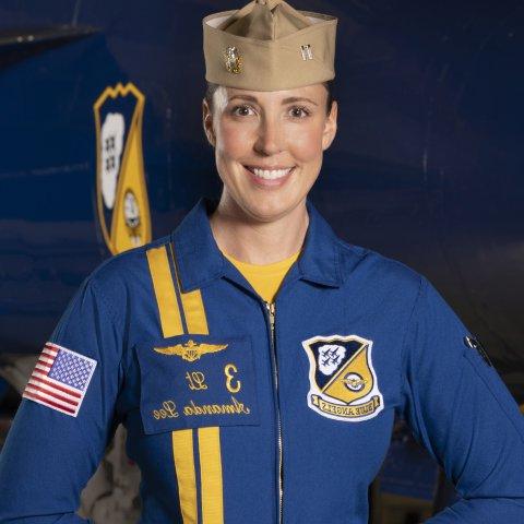Lt. 阿曼达·李，ODU校友，蓝天使的第一位女性示范飞行员.